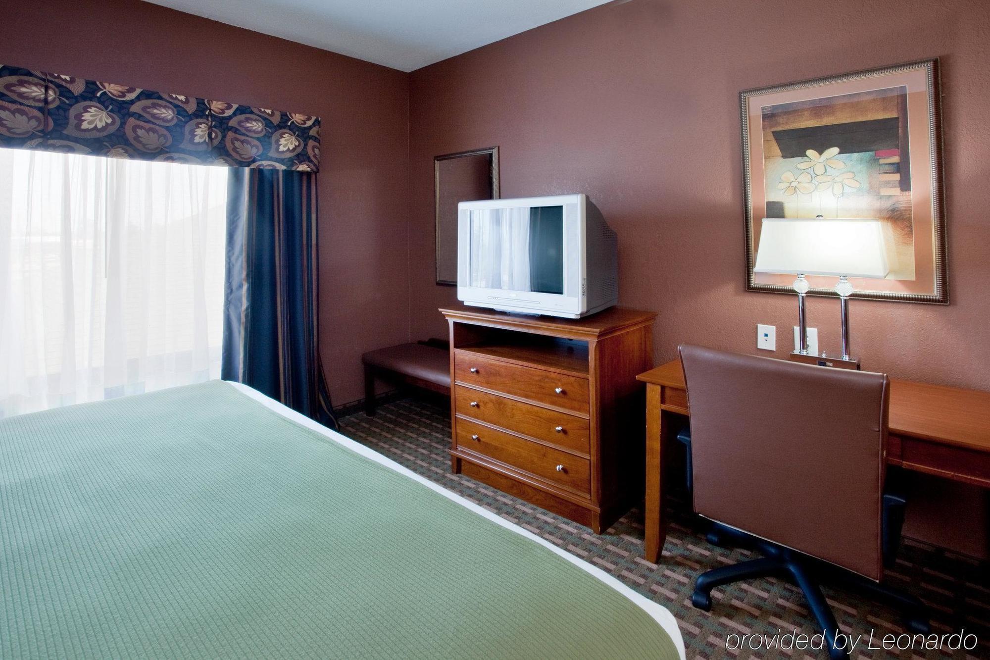 Holiday Inn Express Hotel & Suites Suffolk By Ihg Room photo